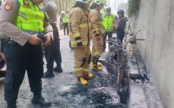 Motor Terbakar di Underpass Kebayoran Lama, Tangan Pengendara Melepuh