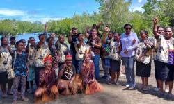 Kelompok Binaan TEKAD di Manokwari Selatan Sukses Olah Kelapa Jadi Minyak Serbaguna