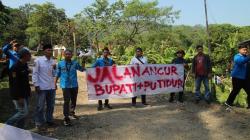 Protes Jalan Rusak, Ratusan Warga Nyalindung Sukabumi Gelar Aksi Long March<