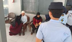 Mengharukan, Napiter Perempuan Eks PMI Sungkem ke Ayah saat Bebas dari LPP Semarang