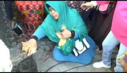 Ratusan Warga Berebut Belasan Gunungan di Gubug Grobogan, Seorang Nenek Terjatuh