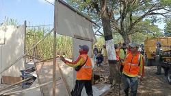  Petugas Gabungan Bongkar Puluhan Warung Remang-remang di Jalan Raya Pati-Kudus<