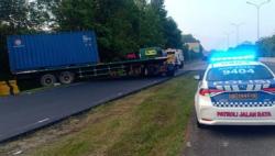 Sopir Lupa Rem Tangan, Truk Kontainer Terperosok di Rest Area Tol Jagorawi