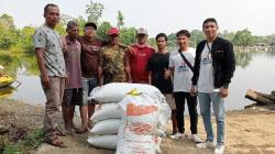 Relawan Bantu Pakan Ikan dan Sosialisasikan Sosok Ganjar ke Nelayan Tambak di Karawang<