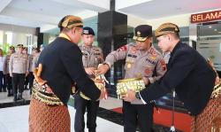 HUT ke-77 Bhayangkara, Polda Jateng Gelar Tradisi Penyerahan Air Suci untuk Pencucian Pataka