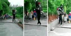 Viral Pria Ini Nekat Angkat Motor Dipudak karena Jalan yang Dilewati Sedang Dicor, Netizen: Manusia Terkuat di Bumi