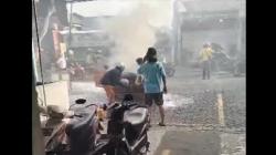 Korsleting Listrik, City Car Terbakar di Parkiran Minimarket Surabaya
