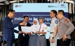 Indonesia Re Berikan Bantuan Komputer dan Edukasi Siswa SMA Pentingnya Berasuransi