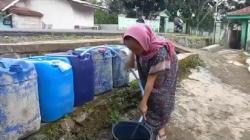 3 Bulan Tak Turun Hujan, Warga Cigintung Garut Manfaatkan Air Selokan <