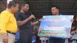 Bantu Ekonomi Masyarakat, Pj Gubernur Babel Serahkan 20 Sapi ke Petani