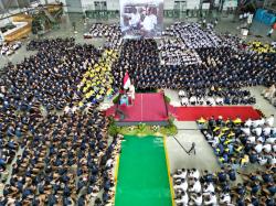 Dikelilingi 8.000 Pekerja Industri Pertahanan saat Pidato, Menhan Prabowo: Saya Minta Maaf karena Membelakangi<