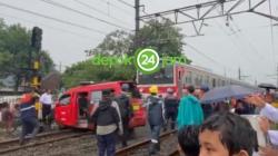 KRL Bogor-Jakarta Tertahan! Ada Angkot Tertabrak di Citayam Depok