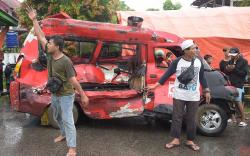 Penampakan Angkot Depok Ringsek Tertabrak KRL