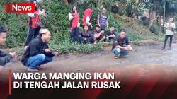 Protes, Warga Mekarmukti Garut Mancing Ikan di Tengah Jalan Rusak<