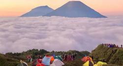 5 Gunung dengan Pemandangan Sunrise Paling Indah di Indonesia, Dikelilingi Hamparan Awan <