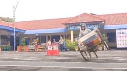 Puluhan Penarik Becak di Brebes Adu Ketangkasan Freestyle 