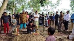 Pelajar SMK Korban Tawuran di Subang Dimakamkan, Isak Tangis Keluarga Pecah