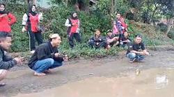 Protes Jalan Rusak, Warga Mekarmukti Garut Mancing Ikan di Kubangan<