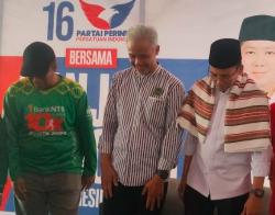 Ganjar Pranowo Ledek Bang Zul gegara Pakai Kaus Hijau, Mau Ikut Sandi ke PPP? 