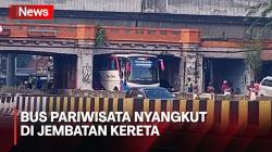 Heboh! Bus Pariwisata Nyangkut di Jembatan Kereta Matraman