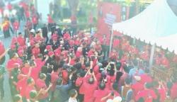 Tiba di Kantor DPD PDIP NTB, Ganjar Disambut Ribuan Pendukung Berebut Foto<