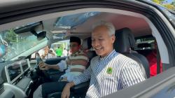 Senyum Semringah Ganjar Pranowo Disopiri TGB Zainul Majdi ke Kantor Partai Perindo NTB