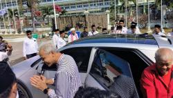 Ganjar Pranowo Tiba di Makam TGKH Zainuddin Abdul Madjid Disopiri TGB Zainul Majdi