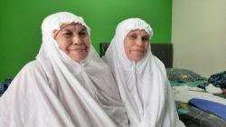 Kisah Haru 2 Janda Kakak Adik Naik Haji, Sisihkan Uang Jual Kue Keliling Puluhan Tahun