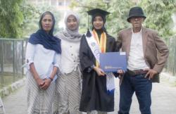 Keren, Gadis Asal Bantul Ini Lulus Cumlaude dari Prodi Teknik Otomotif UNY<