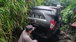 Mobil Taksi Online Terguling ke Parit di Bogor, Pengemudi Ngaku Mengantuk