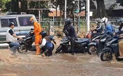 Jalan Raya Bogor di Kramat Jati Jaktim Banjir, Sejumlah Pemotor Tergelincir