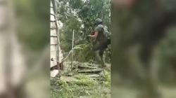 Mengendap-endap, Personel Satgas Ops Damai Cartenz Kepung Persembunyian KKB di Perbukitan