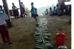 Tak Ada Wisuda, Siswa SD Gunung Gambar Rayakan Kelulusan dengan Sambelan Bersama<