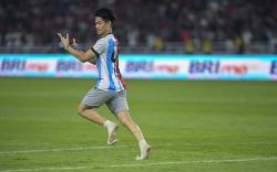 Suporter Nekat Masuk Lapangan saat Indonesia Vs Argentina, Ternyata Ini Tujuan Utamanya