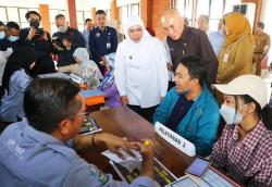 Tinjau Posko Pelayanan PPDB SMA dan SMK, Gubernur Khofifah Pastikan Aduan Teratasi