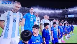 Viral Cucu Presiden Jan Ethes Dampingi Emi Martinez, Gibran: Nyasar