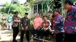 Bupati Kebumen Datangi Warga Miskin Ekstrem yang Tinggal di Gubuk Reyot 