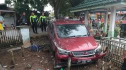 Kecelakaan Hari Ini di HST, Minibus Tabrak Gerbang Kuburan hingga Rusak Batu Nisan