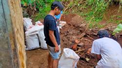 Tebing Longsor Rusak Rumah di Padalarang KBB, 2 KK Terpaksa Diungsikan<