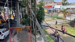 Kabel Semrawut di Skywalk Cihampelas Bandung Ditertibkan, Provider Ditenggat 1 Bulan<
