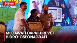 Momen Megawati Terima Brevet Kehormatan Hidro-Oceanografi dari TNI AL