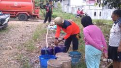 Karawang Dilanda Kekeringan, BPBD Harus Suplai Air Bersih hingga Tengah Malam<