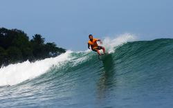 Aksi Peselancar Lampung Arungi Ombak Pantai Pengubaian Kaur Bengkulu