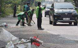 Bukan Pemda, Driver Ojek Online Tambal Jalan Berlubang di Bekasi