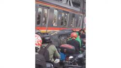 Bajaj Terobos Pelintasan di Tanah Abang, KRL Sempat Terhenti