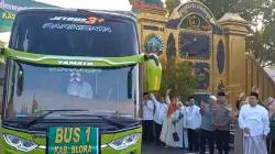 Suasana Haru Warnai Pemberangkatan Jemaah Calon Haji di Blora