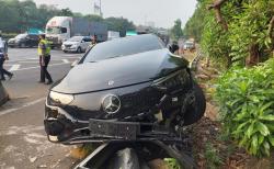 Mobil Listrik Mercy Rp2 Miliaran Punya Tenaga Instan, Nyangkut di Pagar Tol JORR