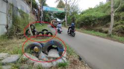 Turunan Punclut Lembang KBB Rawan Kecelakaan, untuk Antisipasi Warga Tumpuk Ban Bekas<