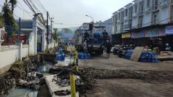 Fuso Pengangkut Galon Terperosok ke Proyek Drainase di Lembang KBB, Lalu Lintas Macet<