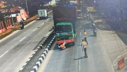 Viral Petugas UPPKB Tertabrak Tronton hingga Masuk Kolong saat Razia ODOL di Indramayu